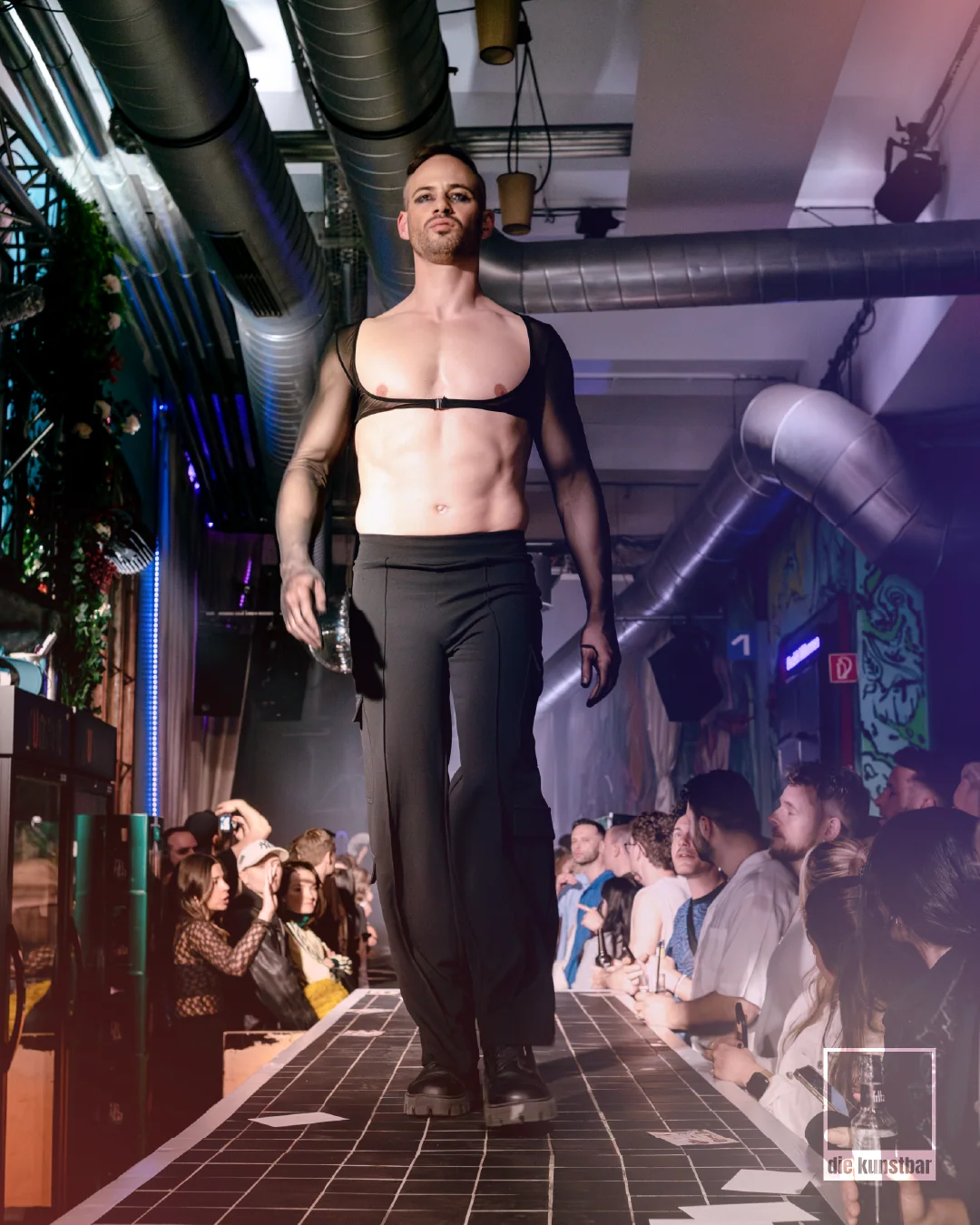 Post: Show im Club