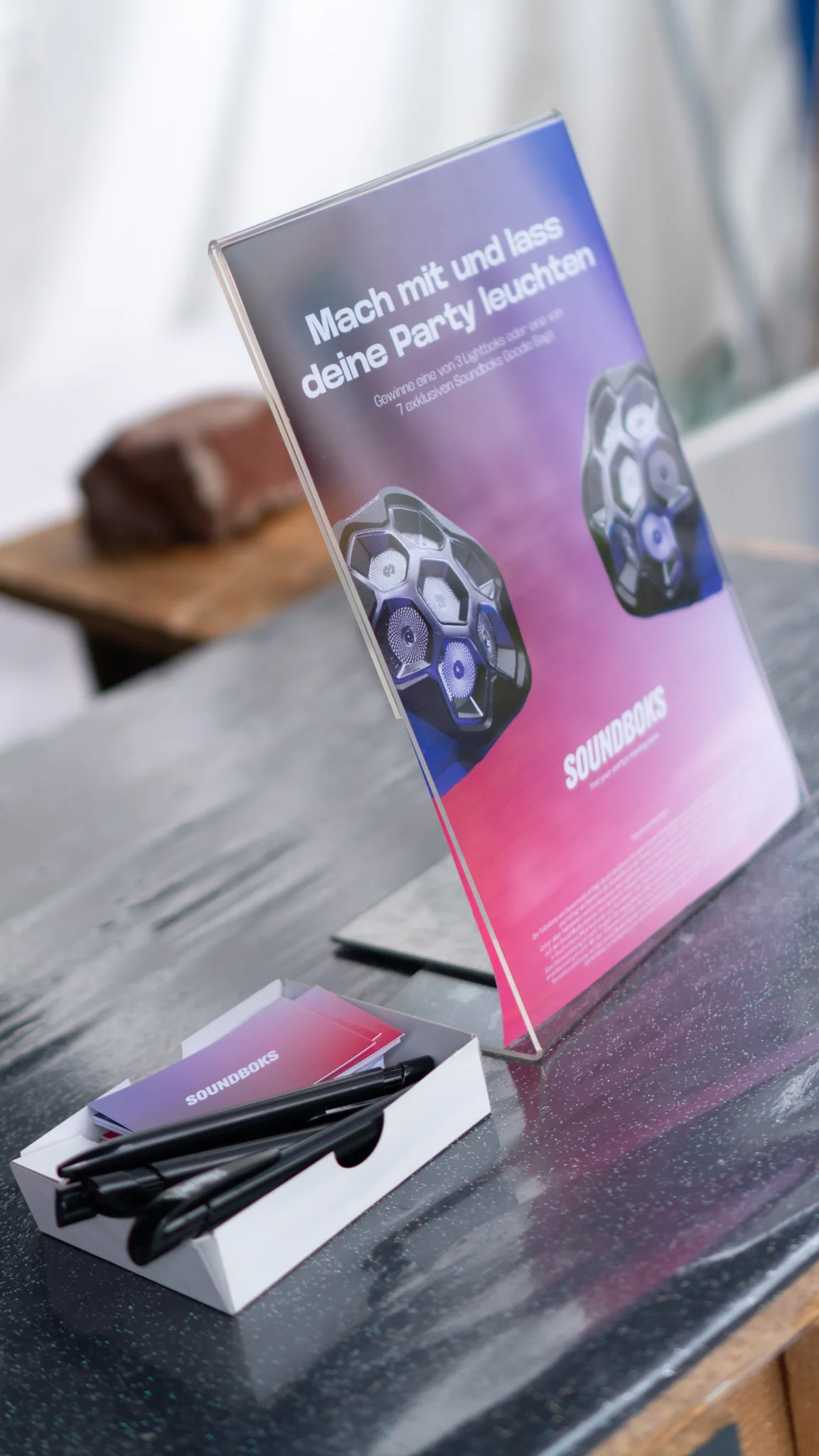 Flyer und Aufsteller am Stand